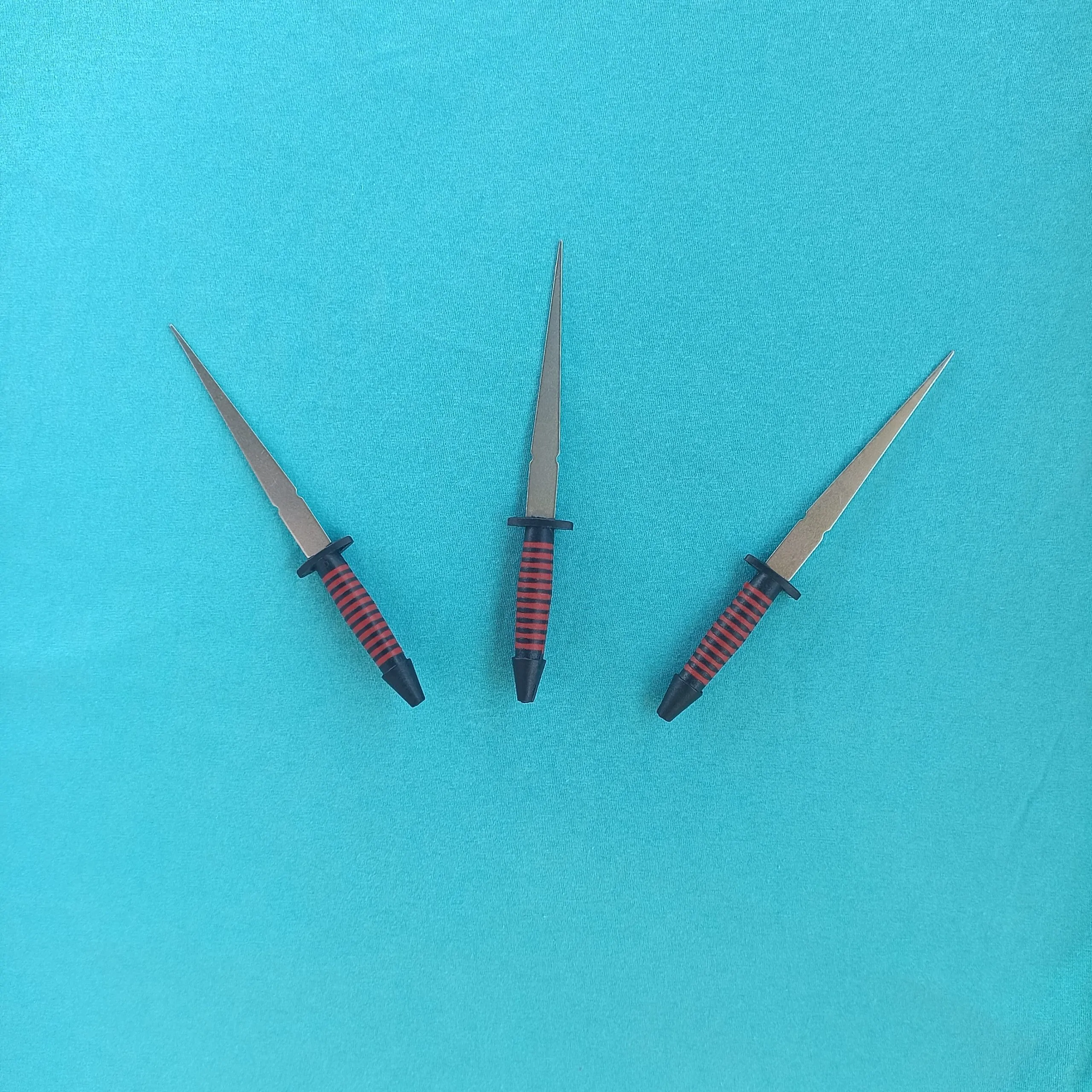 Punhal sem corte, comumente utilizado por entidades para auxiliar nos trabalhos, também utilizados para compor despachos e/ou oferendas além dos assentamentos.