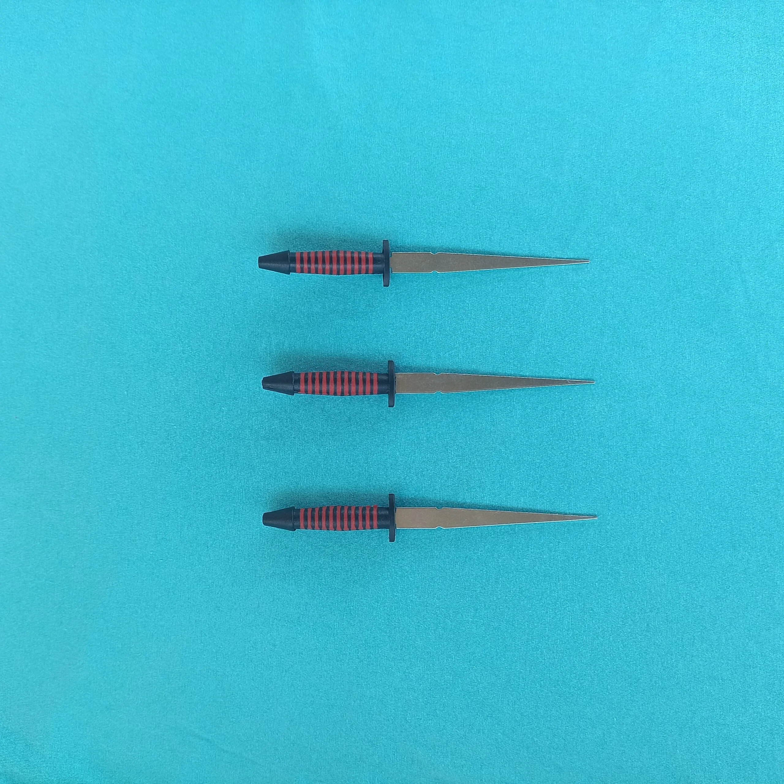 Punhal sem corte, comumente utilizado por entidades para auxiliar nos trabalhos, também utilizados para compor despachos e/ou oferendas além dos assentamentos.