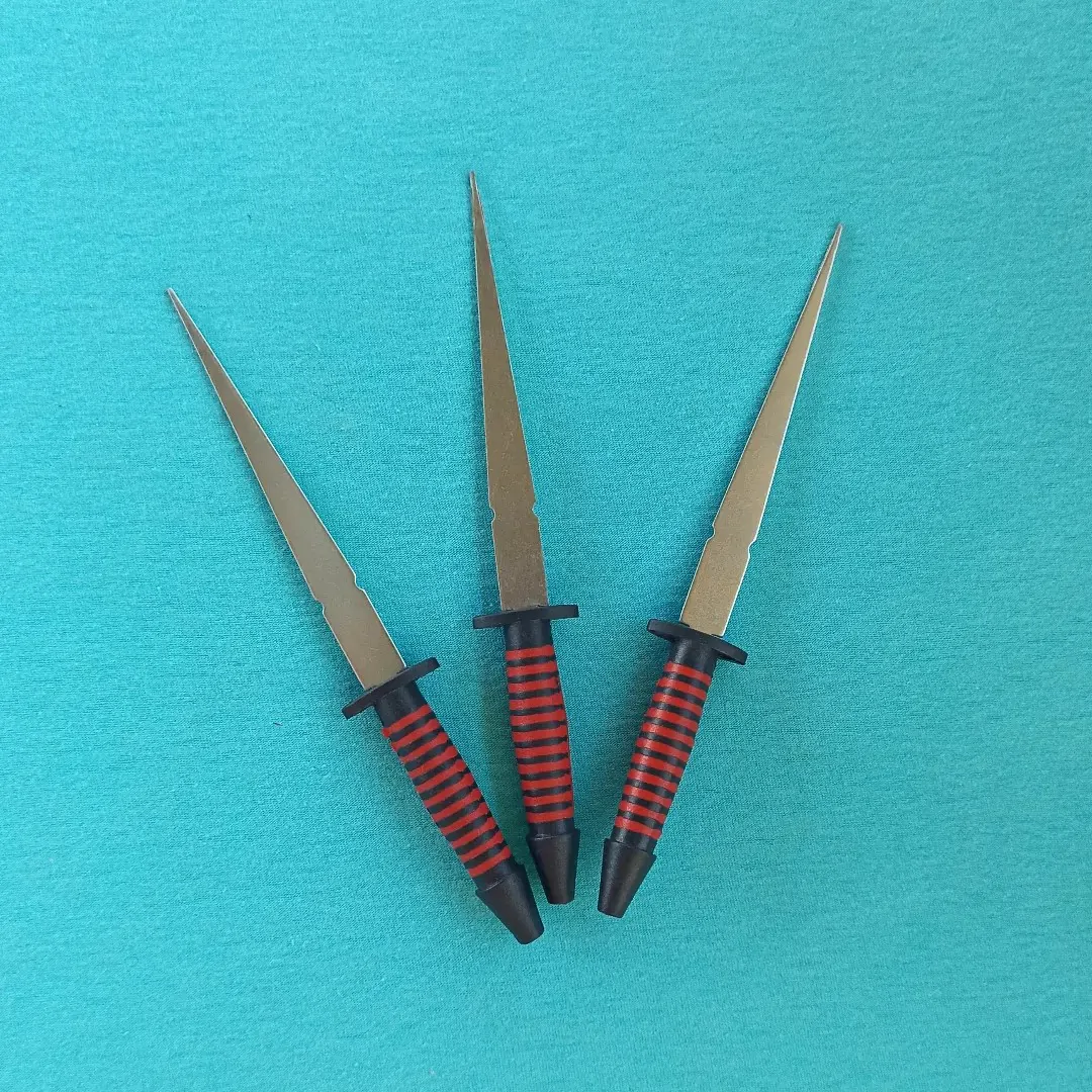 Punhal sem corte, comumente utilizado por entidades para auxiliar nos trabalhos, também utilizados para compor despachos e/ou oferendas além dos assentamentos.